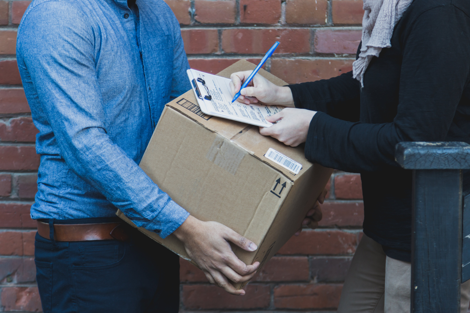 man signing for shipping